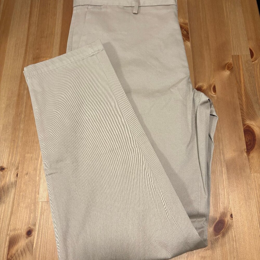Banana Republic Tapered Fit Rapid Movement Chino